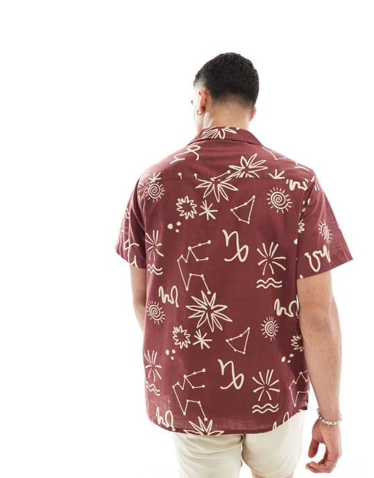 ASOS DESIGN avslappnad skjorta med återupptagen linne-look i tryck med stjärntecken i röd - Image 4