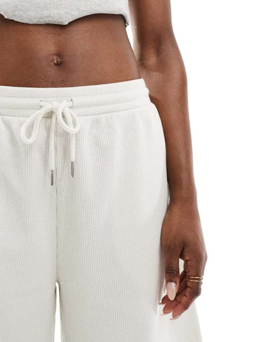 ASOS DESIGN våfflad långlinje-shorts i sten - Image 2