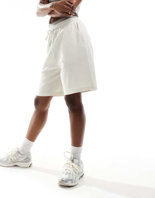 ASOS DESIGN våfflad långlinje-shorts i sten - Image 4