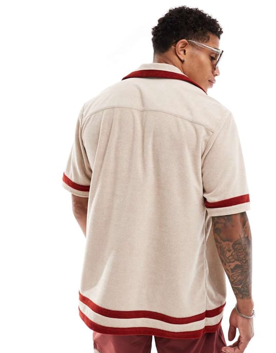 ASOS DESIGN avslappnad krage panelerad handduksskjorta i neutral - Image 2