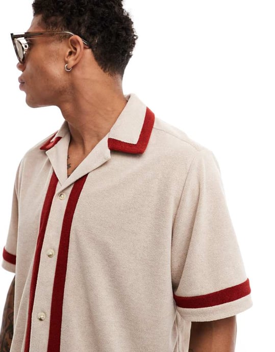 ASOS DESIGN avslappnad krage panelerad handduksskjorta i neutral - Image 4