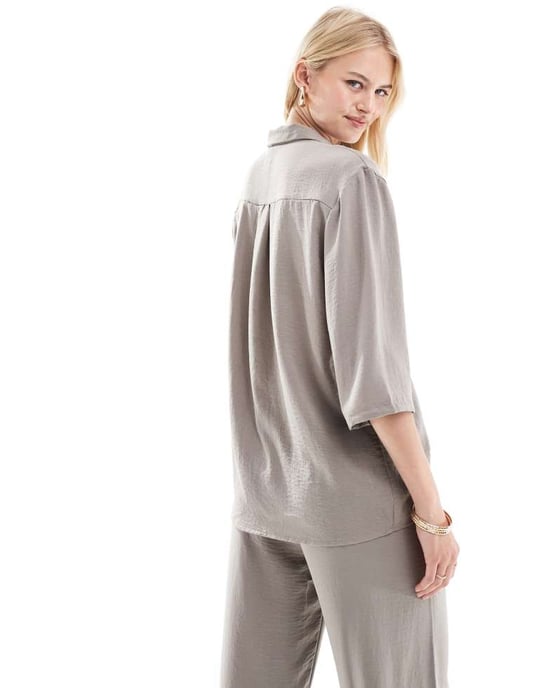 JDY Lång 3/4 ärm lös skjorta i taupe - Image 3