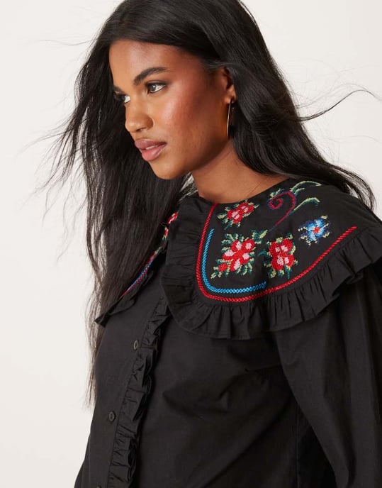 ASOS DESIGN skjorta med broderad oversized volangkrage i svart - Image 2