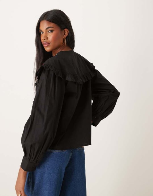 ASOS DESIGN skjorta med broderad oversized volangkrage i svart - Image 4