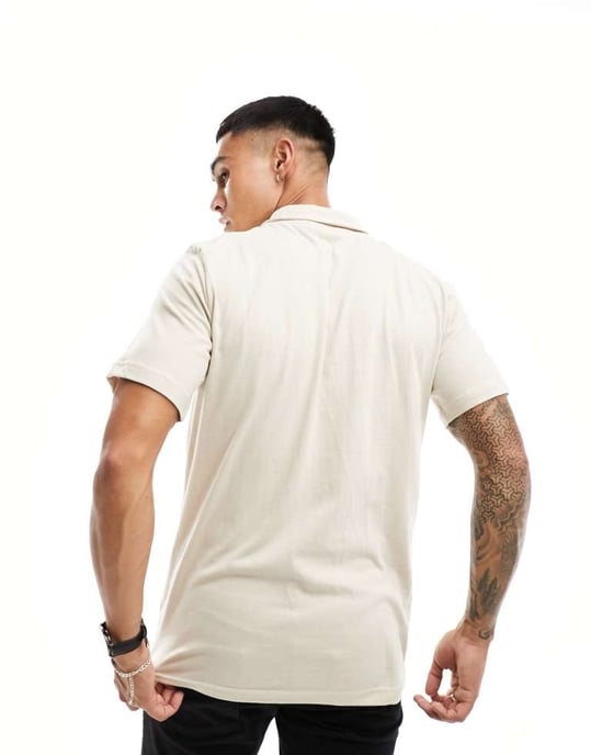 Bolongaro Trevor kortärmad polo i stenfärg med dödskalletryck på framsidan - Image 3
