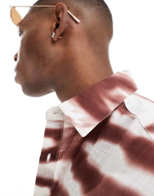 ASOS DESIGN avslappnad skjorta i tie dye-mönster - BURGUNDY - Image 2