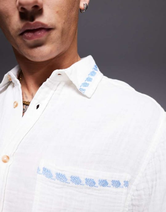 ASOS DESIGN avslappnad texturerad skjorta med korsstygnsbroderi i vitt - Image 4