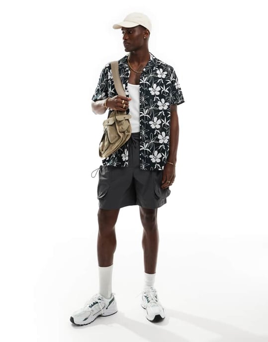 ASOS DESIGN avslappnad krage linne-look skjorta med blommönster i svart och vitt - Image 3