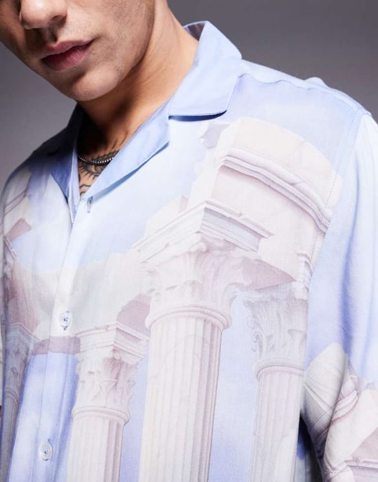 ASOS DESIGN avslappnad skjorta med uppvikta kragen och placerad tryck i blått och vitt - Image 2
