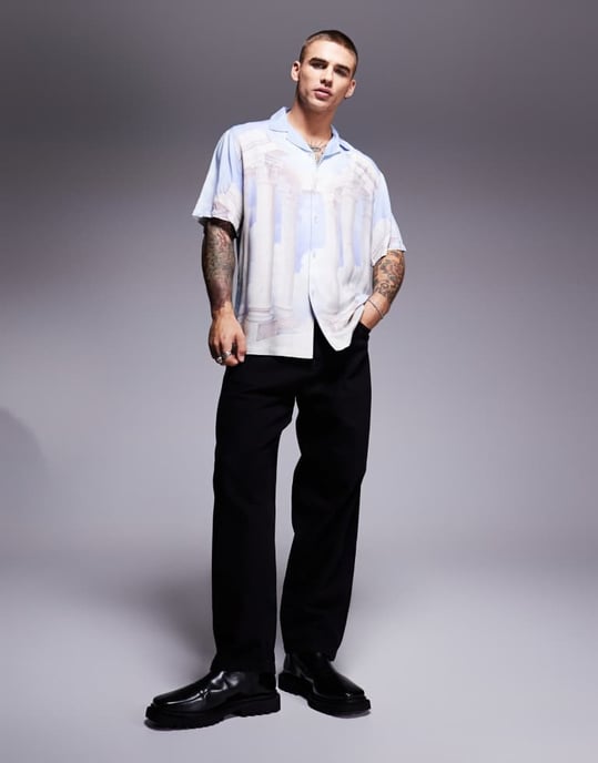 ASOS DESIGN avslappnad skjorta med uppvikta kragen och placerad tryck i blått och vitt - Image 3
