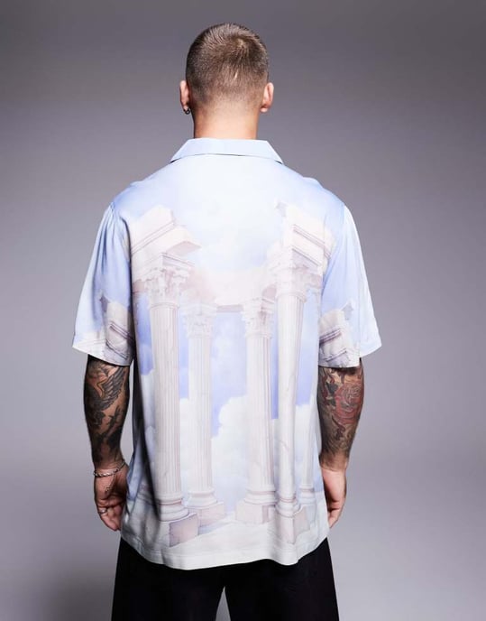 ASOS DESIGN avslappnad skjorta med uppvikta kragen och placerad tryck i blått och vitt - Image 4