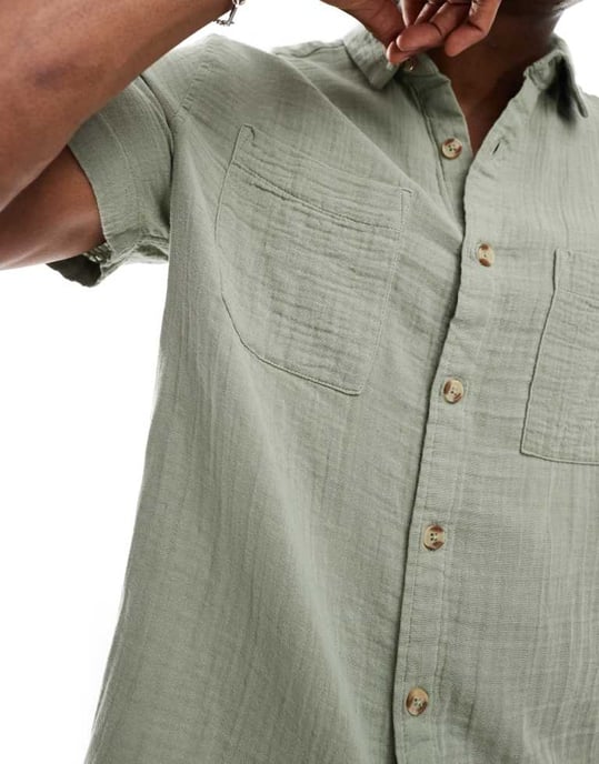 ASOS DESIGN kortärmad avslappnad skjorta med omvänd krage i ljus khaki av cheese cloth - Image 4