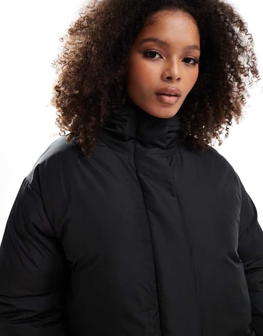 ASOS DESIGN oversize pufferjacka med huva i svart - Image 4
