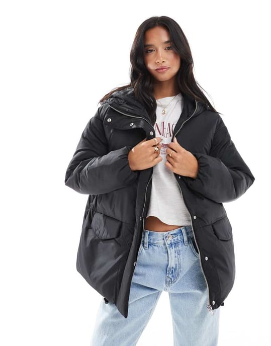ASOS DESIGN Petite oversized pufferjacka med huva i svart - Image 4