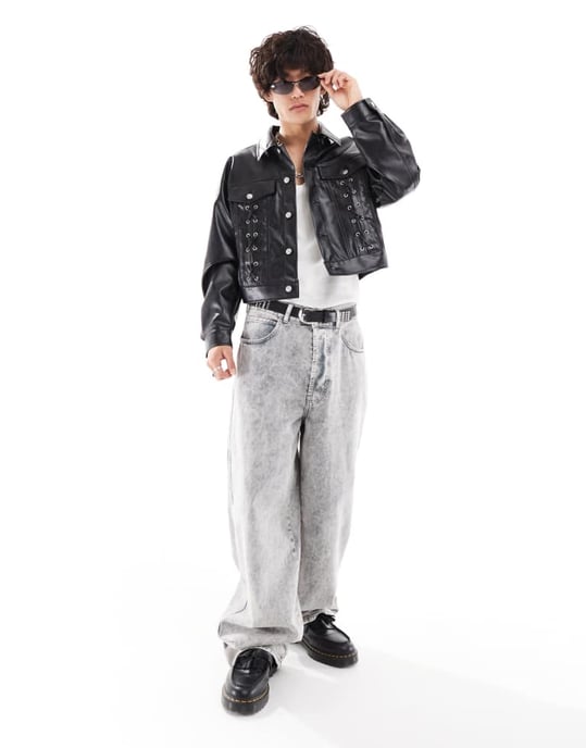 ASOS DESIGN oversized cropped läderlook-jacka med snörningsdetaljer i svart - Image 4