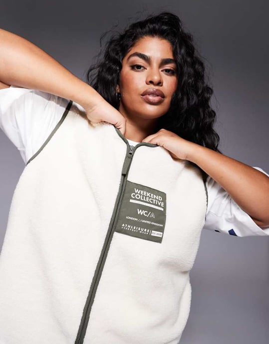 Weekend Collective Curve nylonficka borg väst i kräm & khaki - Image 3