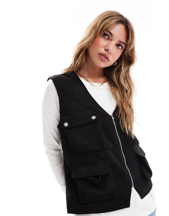 ASOS DESIGN suedette avslappnad väst med detaljer i metall i svart - Image 1