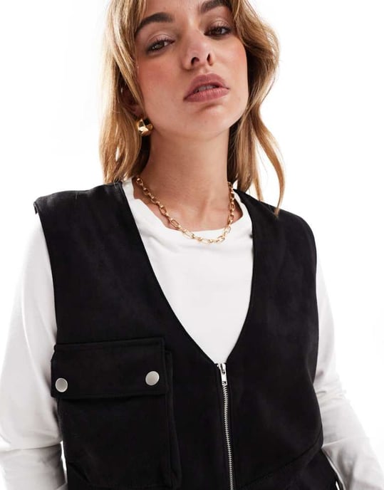 ASOS DESIGN suedette avslappnad väst med detaljer i metall i svart - Image 2