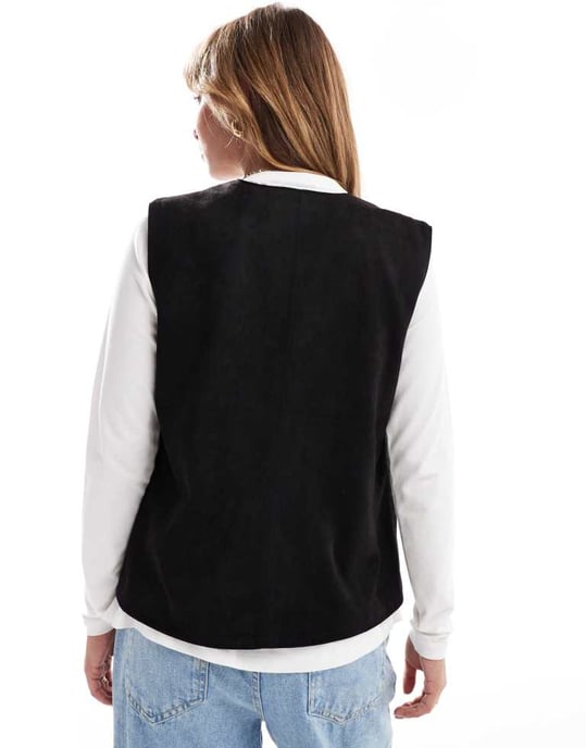 ASOS DESIGN suedette avslappnad väst med detaljer i metall i svart - Image 3
