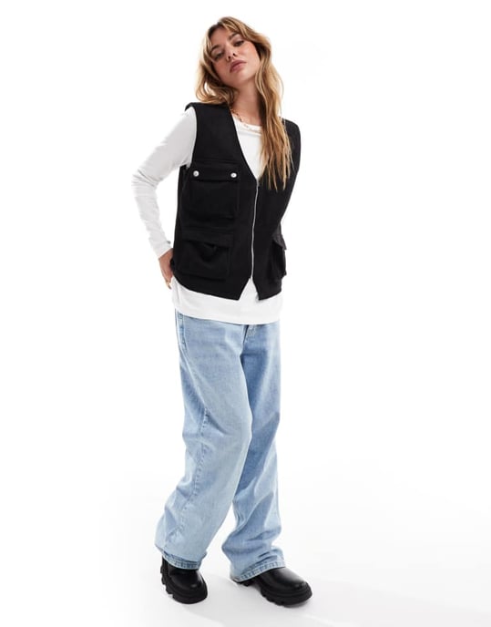 ASOS DESIGN suedette avslappnad väst med detaljer i metall i svart - Image 4
