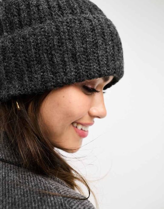 ASOS DESIGN tjockstickad mössa i kolgrå - Image 4
