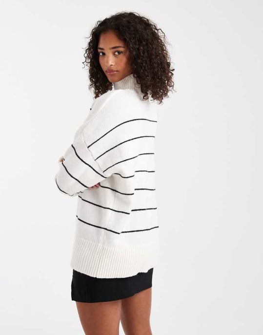 ASOS DESIGN stickad höghalshals tröja med vändbara muddar i monostrip. - Image 4