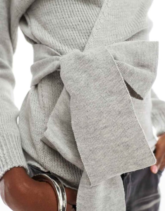 Glamorös wrap-front tröja i gråmelerad stickning - Image 3