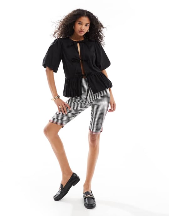 ASOS DESIGN bomullsblus med puffärmar och peplum i svart - Image 4