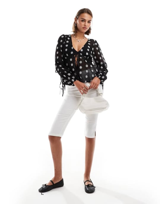 Miss Selfridge broderad prästkragblus med knytning framtill i svart - Image 3