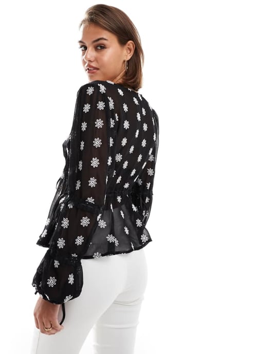 Miss Selfridge broderad prästkragblus med knytning framtill i svart - Image 4