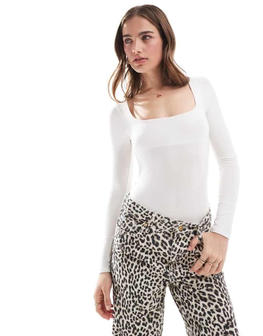 Miss Selfridge långärmad bodysuit med fyrkantig halsringning i elfenben - Image 1