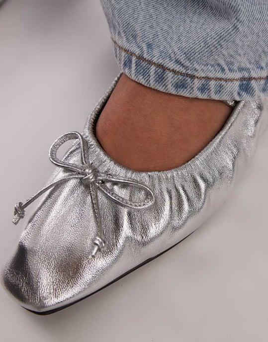 Topshop Chia läderballerinaskor med rynkat mönster och rem i silver - Image 3
