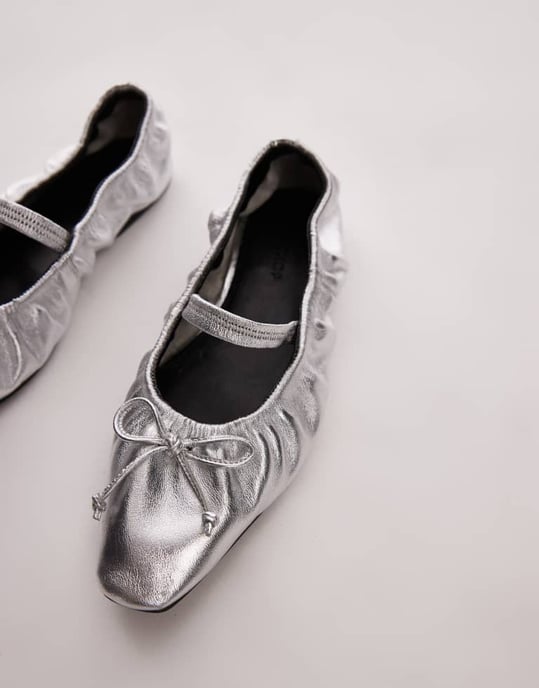 Topshop Chia läderballerinaskor med rynkat mönster och rem i silver - Image 4