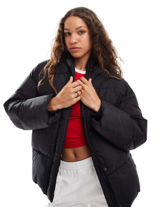 Monki oversized vadderad kappa i svart - Image 1