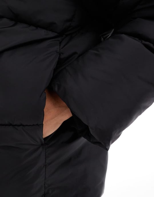 Monki oversized vadderad kappa i svart - Image 3