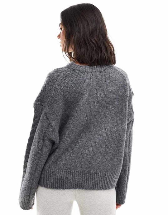 ASOS DESIGN kabelstickad crewneck-tröja i kolgrå - Image 4