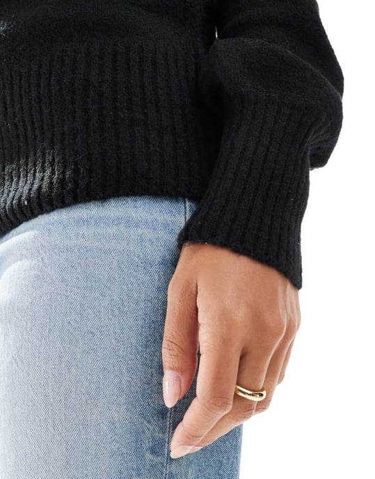 Tunn off-shoulder tröja i svart - Image 3