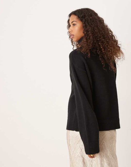 Glamorös rullkrage slouchy jumper i svart stickad material - Image 4