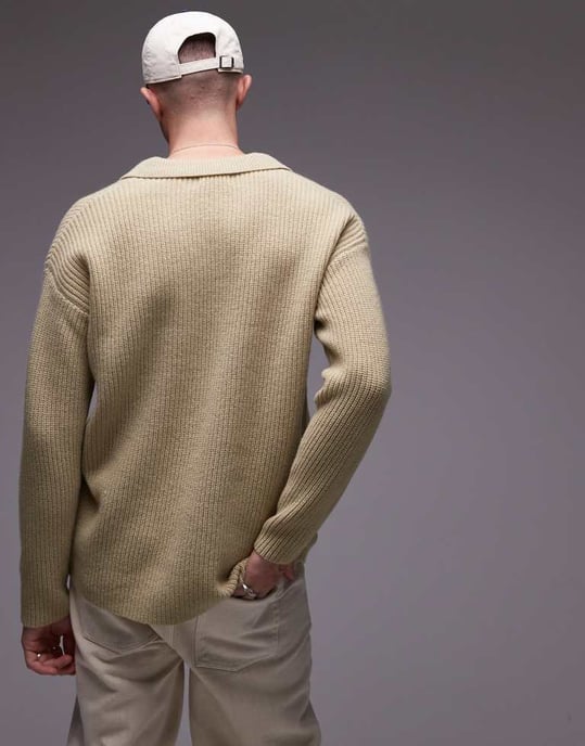 Topman premium avslappnad passform lammull öppen krage tröja i khaki - Image 2