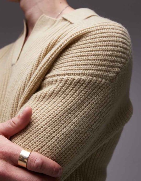 Topman premium avslappnad passform lammull öppen krage tröja i khaki - Image 3