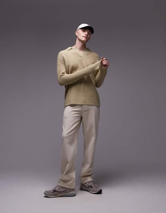 Topman premium avslappnad passform lammull öppen krage tröja i khaki - Image 4