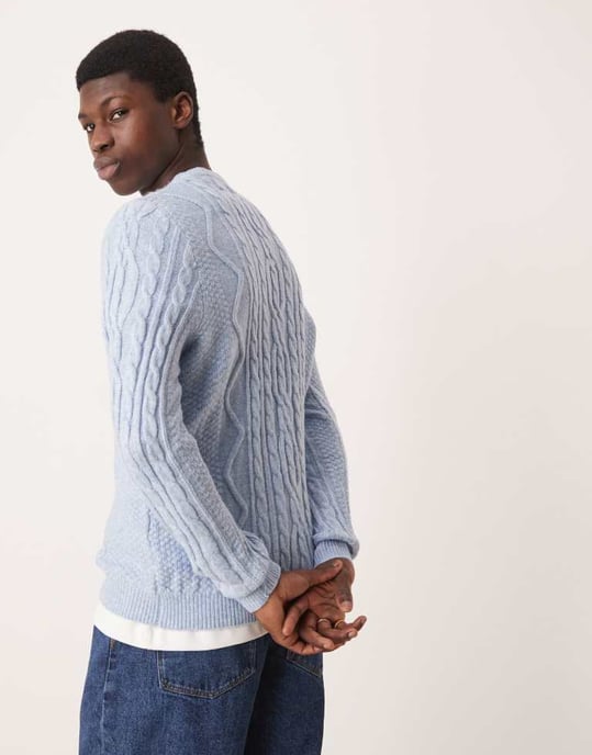 ASOS DESIGN tung kabelstickad tröja med rund hals i ljusblått - Image 3