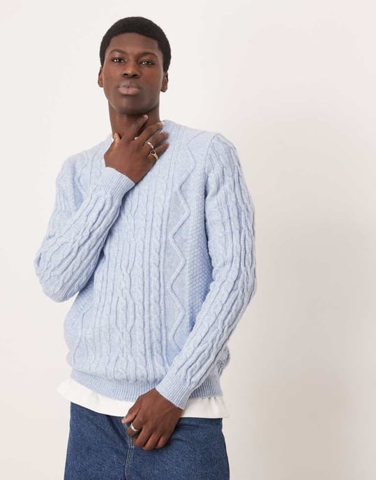 ASOS DESIGN tung kabelstickad tröja med rund hals i ljusblått - Image 4