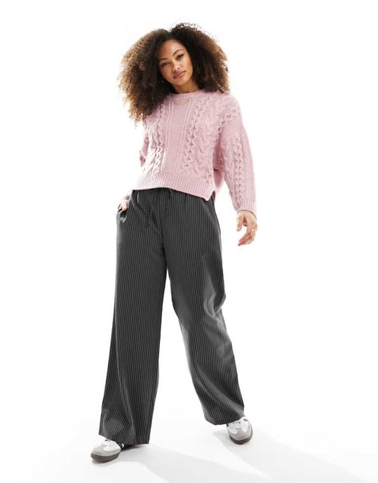 ASOS DESIGN rundhalsad kabelstickad tröja i rosa - Image 3