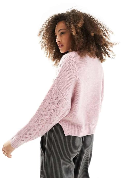 ASOS DESIGN rundhalsad kabelstickad tröja i rosa - Image 4