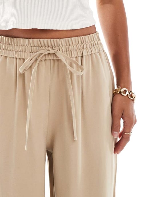 Miss Selfridge Petite mjuk touch dra-på-bred ben-byxor i sten - Image 4