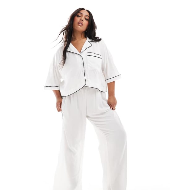 ASOS DESIGN Curve supermjuka slinky vida pyjamasbyxor i vitt med kontrasterande kantband - Image 1