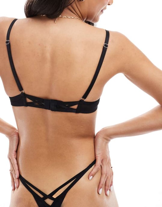 Ann Summers Befriande wetlook PU icke vadderad plunge-bh med kontrasterande ögonsfransspets i svart - SVART - Image 3
