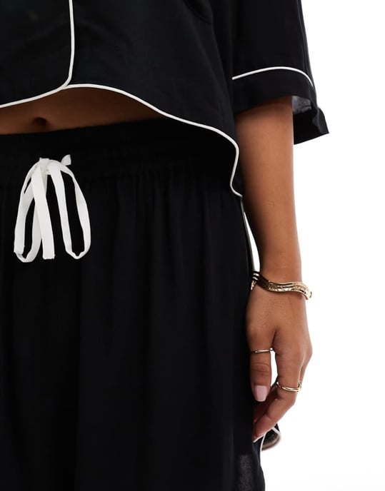 ASOS DESIGN supermjuka slinky mini pyjamasshorts i svart med kontrastkant - Image 3
