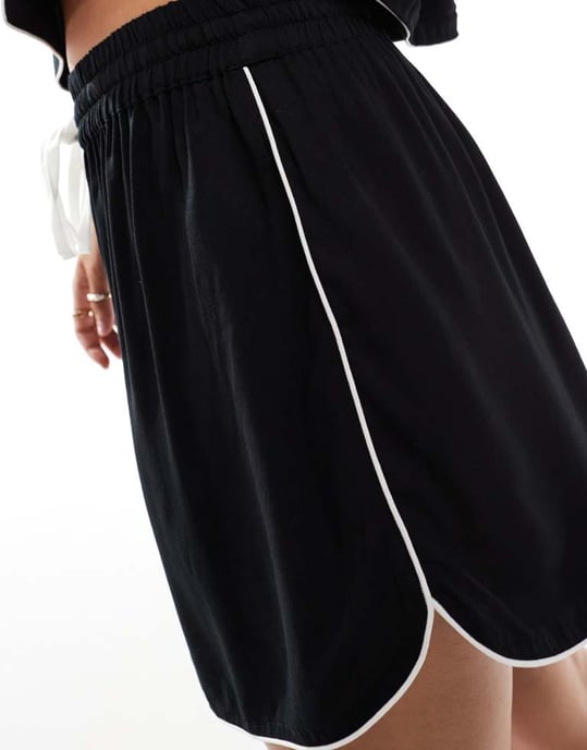 ASOS DESIGN supermjuka slinky mini pyjamasshorts i svart med kontrastkant - Image 4